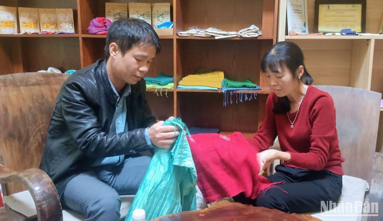 Từ những sợi đũi mộc mạc, đơn sơ, một số doanh nghiệp và Hợp tác xã tại đây đã tạo nên những sản phẩm hoàn chỉnh phục vụ đời sống hằng ngày cho người tiêu dùng.