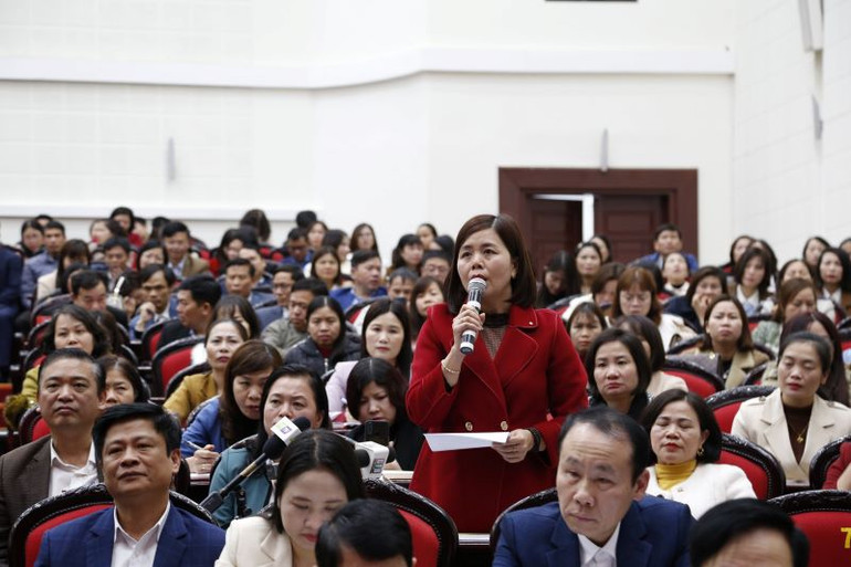 Cô Nguyễn Thị Thanh, Hiệu trưởng trường Mầm non xã Nam Thịnh (huyện Tiền Hải) phát biểu tại Hội nghị.