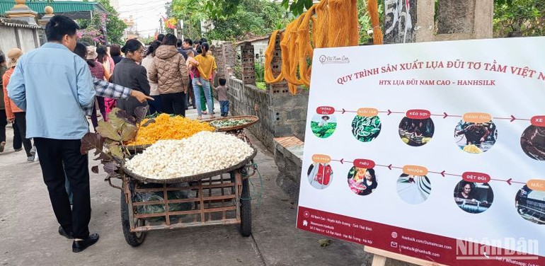 Dù có những lúc thăng trầm, nhưng người dân bản địa đến nay vẫn yêu nghề và giữ nghề dệt đũi truyền thống.