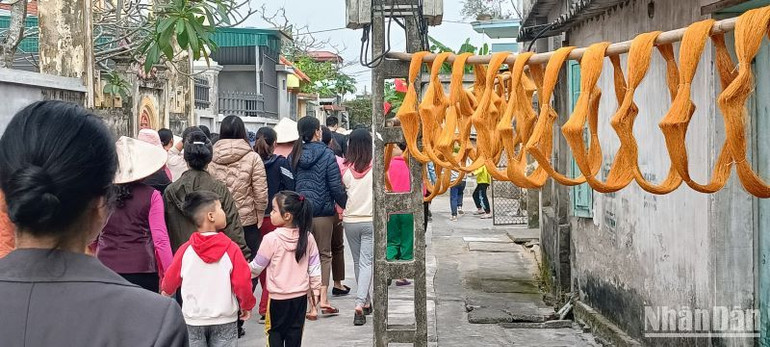 Bước chân vào ngôi làng cổ, hình ảnh ấn tượng đầu tiên là những cuộn tơ tròn óng ả được người làm nghề truyền thống giăng phơi khắp các con đường làng nhỏ hẹp.