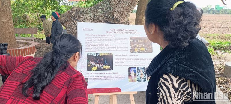 Những năm gần đây, nhiều du khách gần xa biết nhiều hơn đến làng dệt đũi Nam Cao.