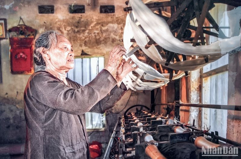 Khác với lụa mỏng và mềm, thì đũi được kéo bằng tay nên xốp hơn, dùng ấm vào mùa đông và mát vào mùa hè.