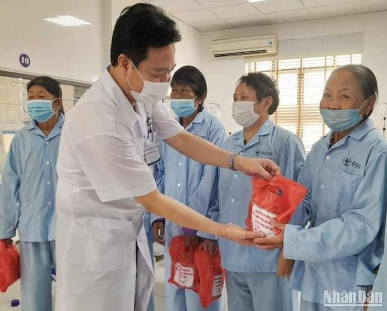 Thăm hỏi, tặng quà là việc làm thường xuyên của cán bộ, bác sĩ Bệnh viện, bởi hầu hết người chạy thận nhân tạo đều thuộc đối tượng rất khó khăn.
