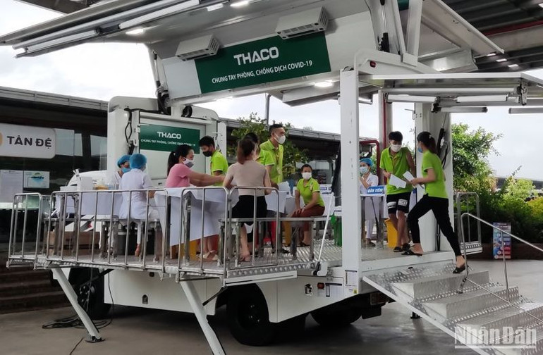 CDC Thái Bình đưa xe lưu động tiêm vaccine phòng Covid-19 đến các nhà máy trên địa bàn tỉnh.