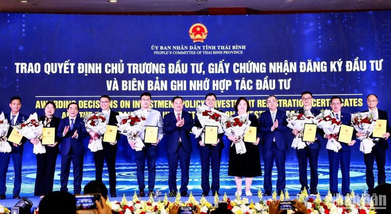 Tỉnh Thái Bình trao chấp thuận chủ trương đầu tư, giấy chứng nhận đăng ký đầu tư và thỏa thuận hợp tác đầu tư cho 9 nhà đầu tư, với tổng số vốn gần 10 nghìn tỷ đồng.