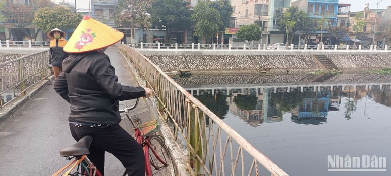 Những cái nhìn bất lực trước dòng sông chuyển màu đen và bốc mùi khó chịu.