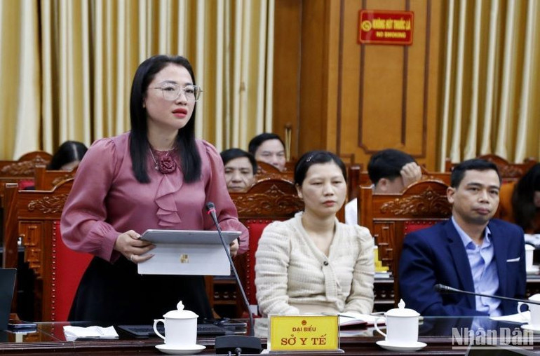 Bà Trần Khánh Thu, Trưởng Phòng Kế hoạch-Tài chính (Sở Y tế) nêu ra những khó khăn trong đấu thầu vật tư y tế hiện nay.