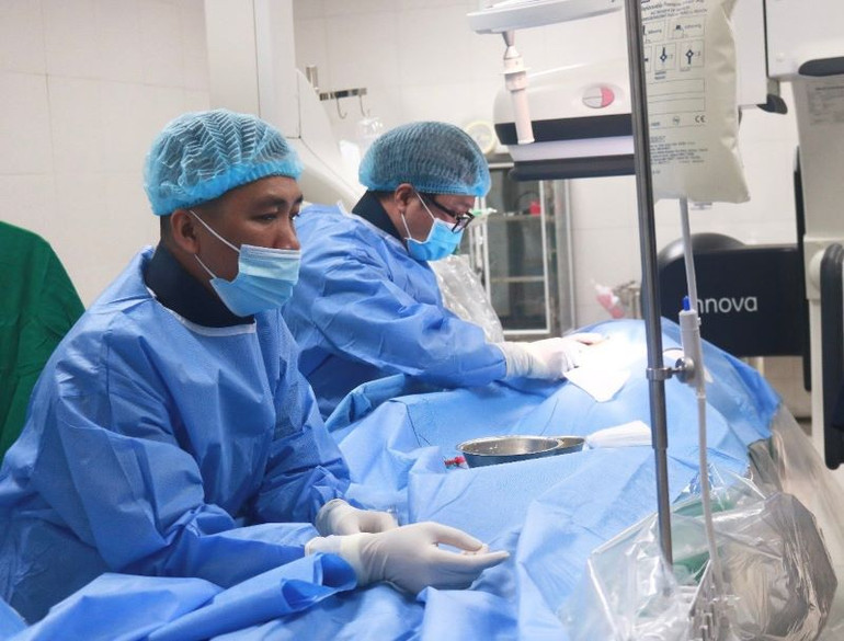 Đội ngũ cán bộ y tế Bệnh viện Nhi Thái Bình nắm bắt rất nhanh quy trình kỹ thuật từ Bệnh viện Nhi Trung ương chuyển giao. (Ảnh Bệnh viện Nhi Thái Bình cung cấp)