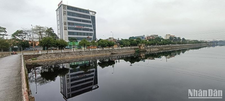 Không khỏi xót xa trước sự ô nhiễm trầm trọng của con sông Kiến Giang dẫn vào thành phố.