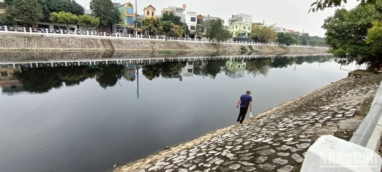 Việc xử lý không triệt để, không quyết liệt các tổ chức, cá nhân xả nước thải bẩn ra môi trường là nguyên nhân làm dòng sông Kiến Giang tiếp tục bị ô nhiễm trầm trọng.