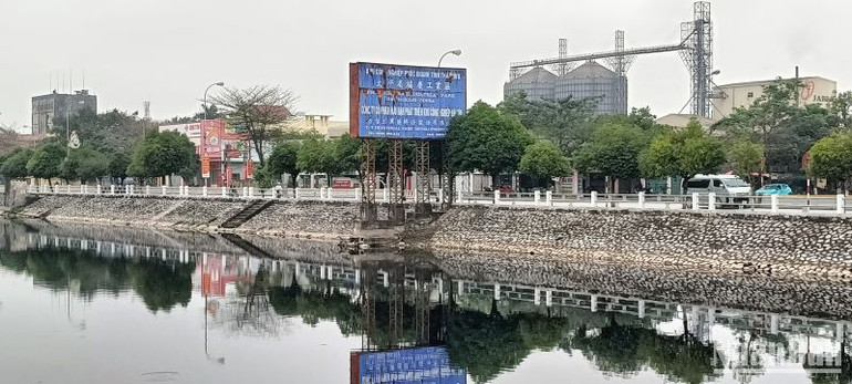 Theo người dân sống dọc tuyến sông, nước thải bẩn là từ các nhà máy trong khu công nghiệp Phúc Khánh xả ra.