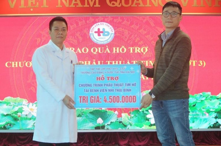 Học viên Trường cao đẳng Y Dược Tuệ Tĩnh Hà Nội hỗ trợ kinh phí cho phẫu thuật tim hở cho trẻ em Thái Bình. (Ảnh Bệnh viện Nhi Thái Bình cung cấp)