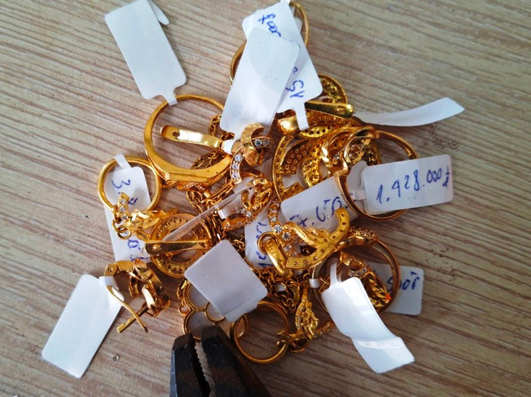 Kim loại màu vàng bày bán tại cơ sở kinh doanh vàng.