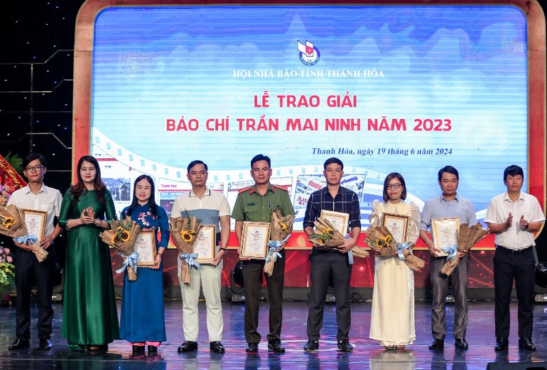 Ban tổ chức trao phần thưởng cho các tác giả có tác phẩm đoạt giải.