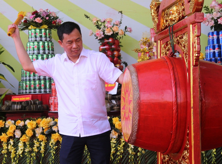 Lãnh đạo thành phố Sầm Sơn nổi trống khai hội bánh chưng, bánh giầy năm 2024.