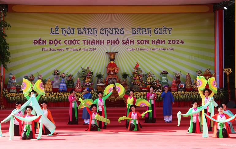 Hát chèo ngợi ca quê hương, đất nước.