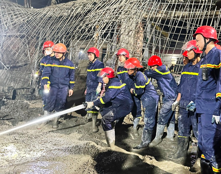 Cảnh sát phun nước làm rã bê tông chưa đông kết.