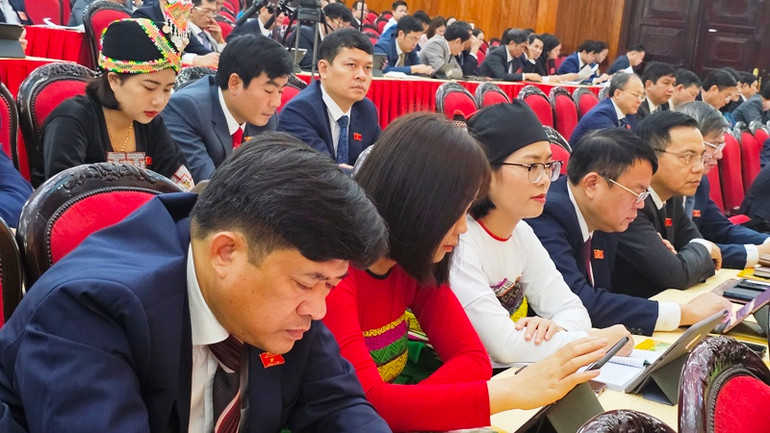 Các đại biểu Hội đồng nhân dân tỉnh Thanh Hóa tham dự kỳ họp.