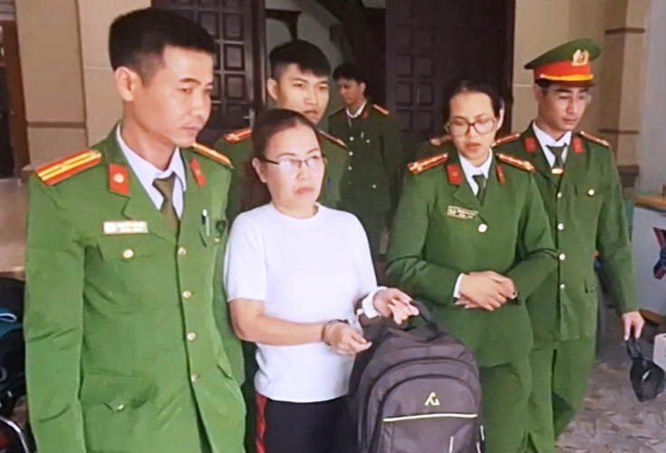 Lực lượng công an thi hành Lệnh bắt tạm giam bị can.