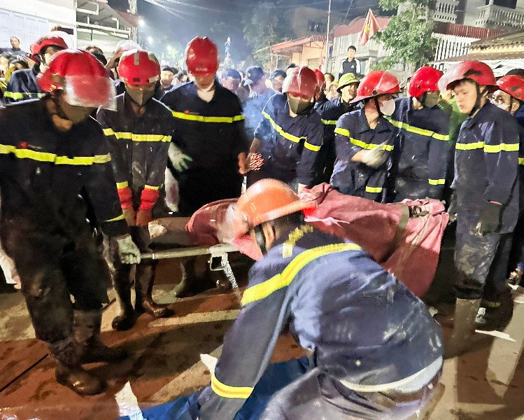 Lực lượng cứu hộ đưa nạn nhân ra khỏi vị trí tai nạn.