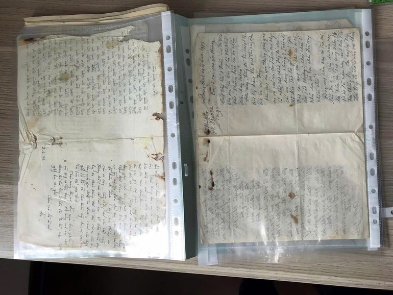 Lá thư cũ mà mẹ luôn giữ gìn cẩn thận.