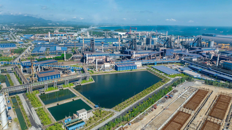 Toàn cảnh Khu liên hợp sản xuất gang thép Hòa Phát Dung Quất 1 (Khu kinh tế Dung Quất, Quảng Ngãi).