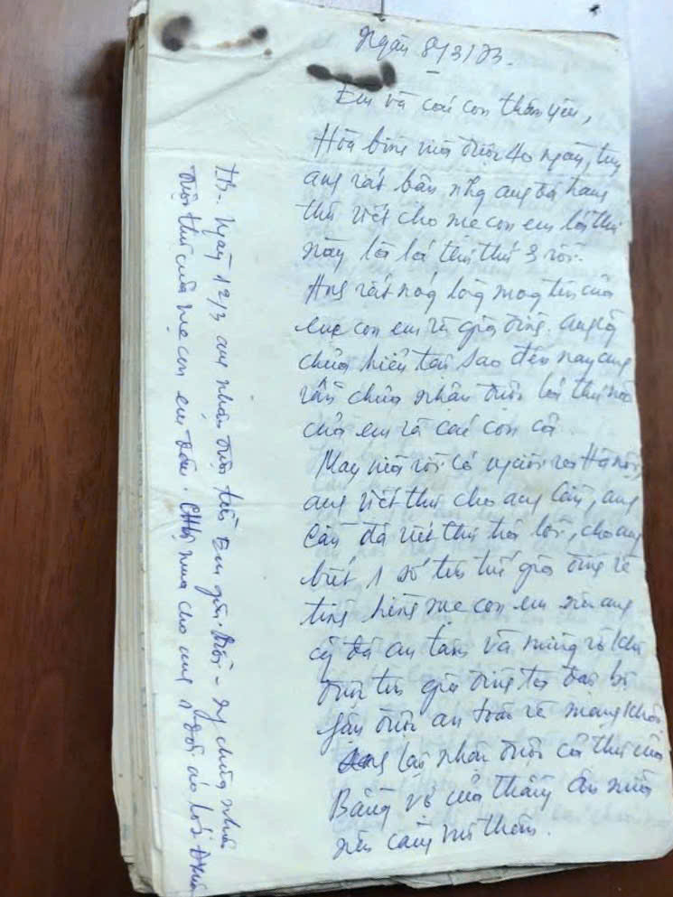 Lá thư cũ mà mẹ luôn giữ gìn cẩn thận.