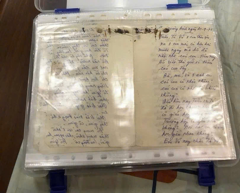 Lá thư cũ mà mẹ luôn giữ gìn cẩn thận.