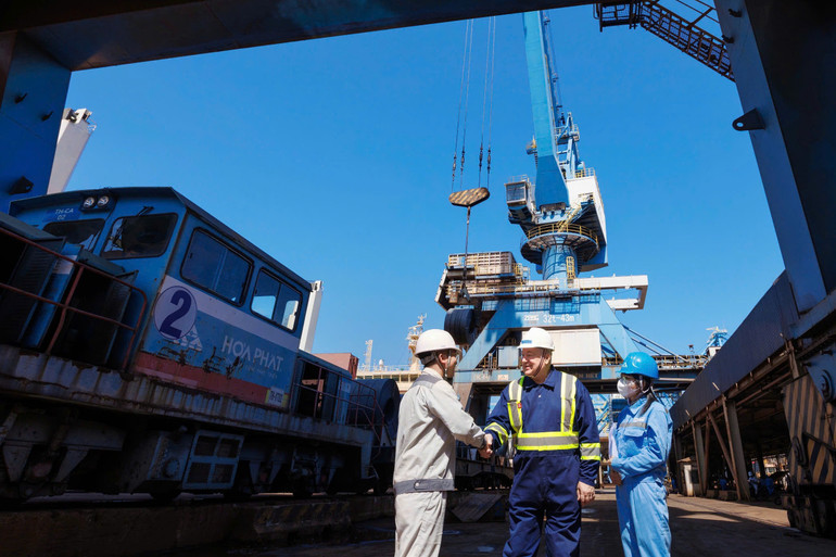 Cảng chuyên dụng Hoà Phát Dung Quất (thuộc Khu liên hợp sản xuất gang thép Hòa Phát Dung Quất 1, Quảng Ngãi).