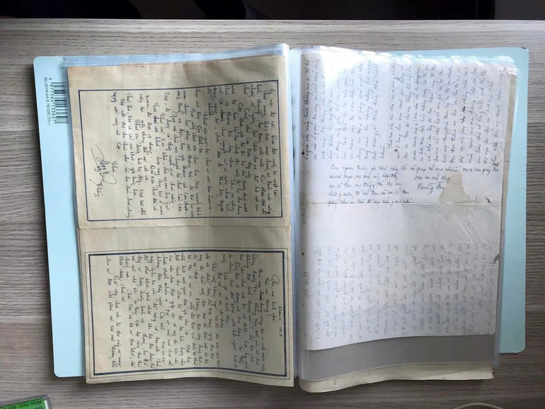 Lá thư cũ mà mẹ luôn giữ gìn cẩn thận.