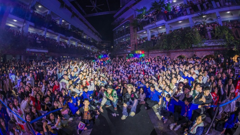 Hàng nghìn em học sinh nhiệt tình cổ vũ cho chương trình.