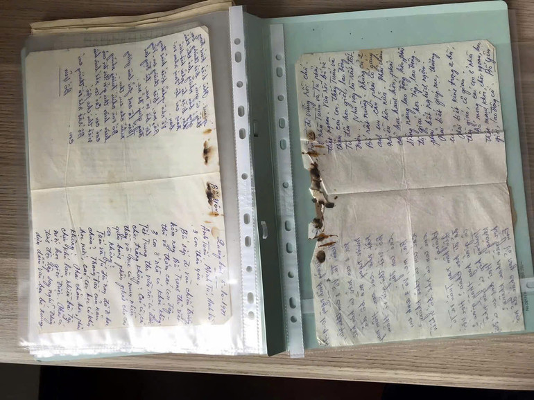 Lá thư cũ mà mẹ luôn giữ gìn cẩn thận.