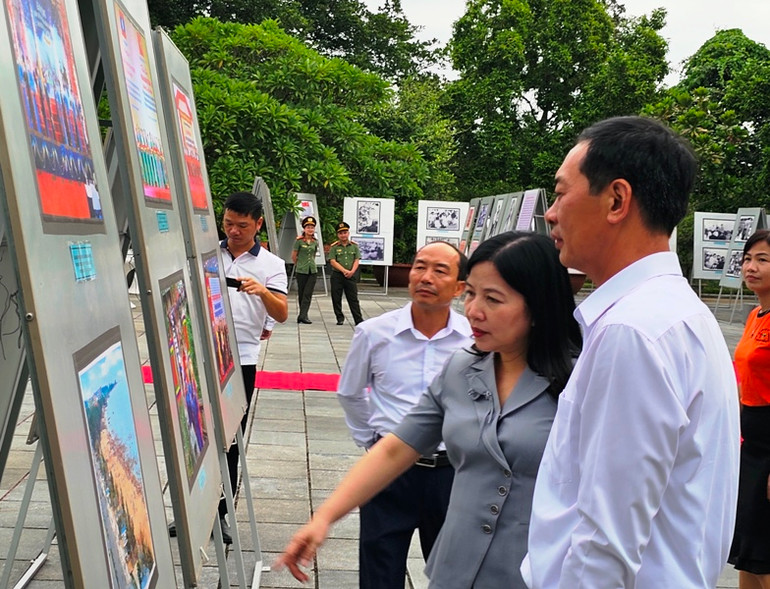 Cán bộ tỉnh Thanh Hóa tham quan ảnh trưng bày tại Khu Văn hóa tưởng niệm Bác Hồ.