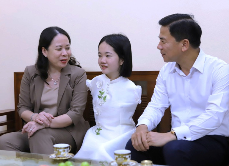 Phó Chủ tịch nước cùng lãnh đạo tỉnh Thanh Hóa đến thăm cô giáo Lê Thị Thắm. Phó Chủ tịch nước cùng lãnh đạo tỉnh Thanh Hóa đến thăm cô giáo Lê Thị Thắm.