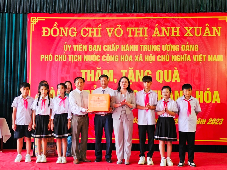 Phó Chủ tịch nước trao tặng quà cho Làng trẻ em SOS Thanh Hóa. Phó Chủ tịch nước trao tặng quà cho Làng trẻ em SOS Thanh Hóa.