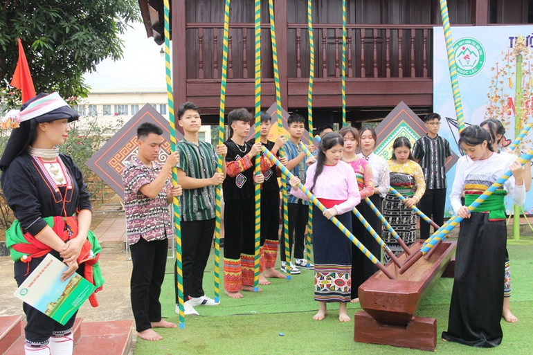 Học sinh các dân tộc thiểu số ở Thanh Hóa khua luống mừng năm học mới. Học sinh các dân tộc thiểu số ở Thanh Hóa khua luống mừng năm học mới.