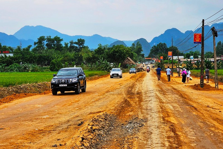 Cần đẩy nhanh tiến độ thi công đường vào Suối cá Cẩm Lương, huyện Cẩm Thủy. Cần đẩy nhanh tiến độ thi công đường vào Suối cá Cẩm Lương, huyện Cẩm Thủy.