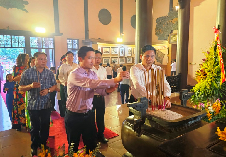 Các đại biểu dâng hương tưởng niệm, nguyện học tập, làm theo tư tưởng, đạo đức, phong cách Hồ Chí Minh.