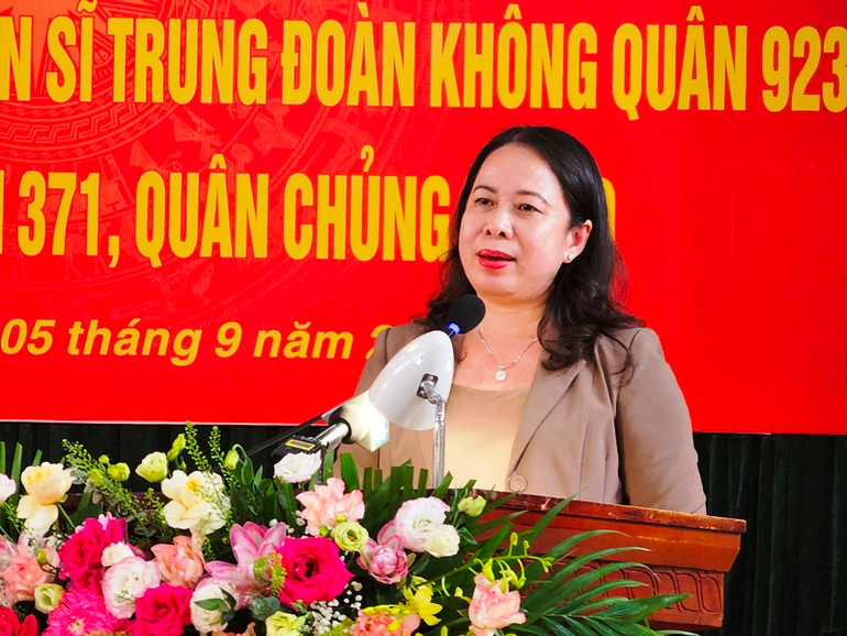 Phó Chủ tịch nước phát biểu tại Trung đoàn không quân 923. Phó Chủ tịch nước phát biểu tại Trung đoàn không quân 923.