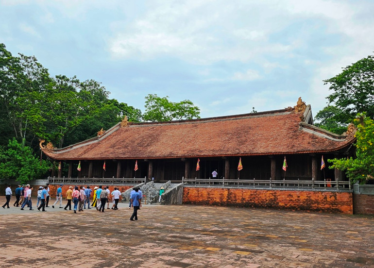 Du khách tìm về di tích Lam Kinh. Du khách tìm về di tích Lam Kinh.