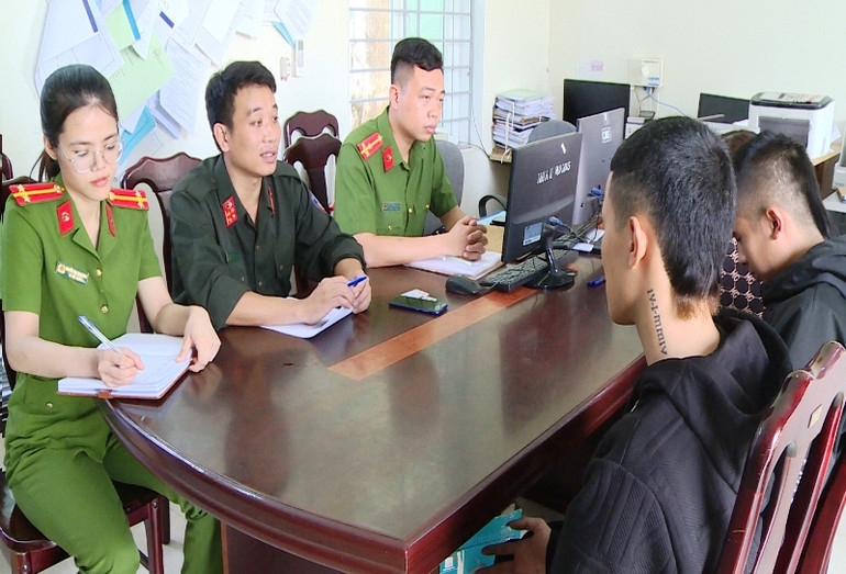 Công an triệu tập thanh, thiếu niên đến cơ quan làm việc, chỉ rõ hành vi vi phạm.
