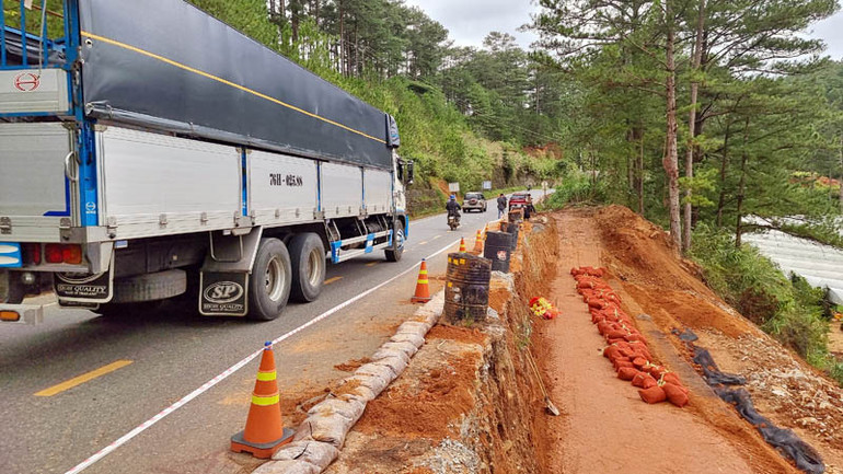 Vị trí sạt lở tại Km108+500, thuộc địa bàn xã Đạ Sar, huyện Lạc Dương, Lâm Đồng đang được xử lý.