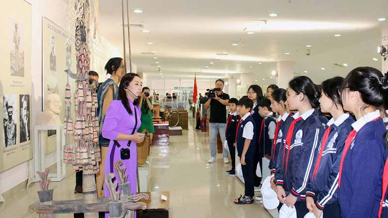 Triển lãm thu hút nhiều học sinh đến tham quan, tìm hiểu.