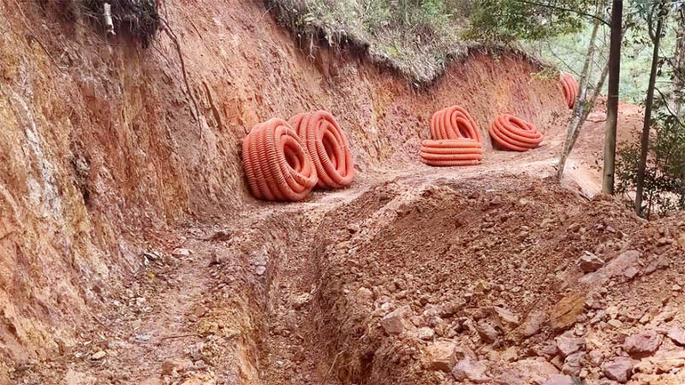 Những vật liệu phục vụ thi công hệ thống điện ngầm tạm vào khu vực dự án được rải trên đường. Những vật liệu phục vụ thi công hệ thống điện ngầm tạm vào khu vực dự án được rải trên đường.