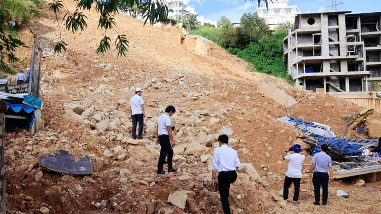 Đoàn chuyên gia khảo sát thực tế tại nhiều khu vực sạt lở, trượt đất trên địa bàn thành phố Đà Lạt.