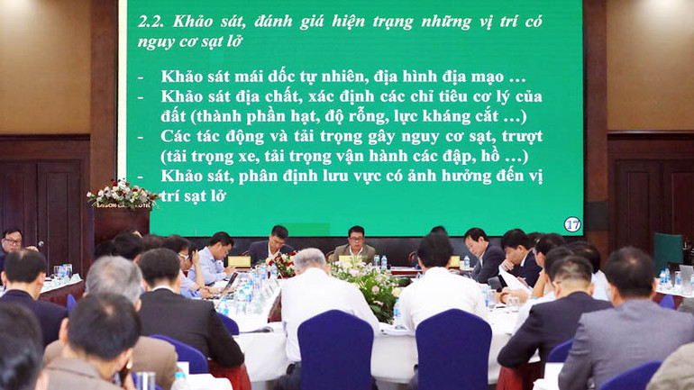 Chuyên gia trình bày các giải pháp phòng, chống sạt trượt đất.