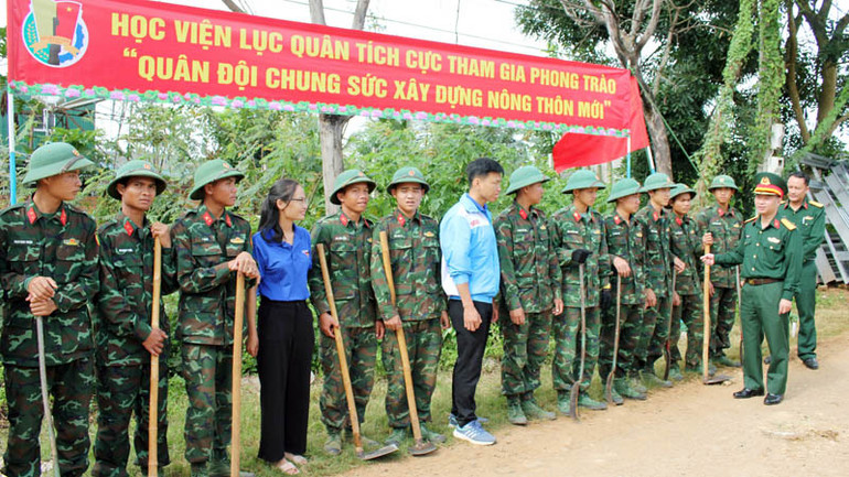 Cán bộ, chiến sĩ Học viện Lục quân tích cực tham gia phong trào xây dựng nông thôn mới tại địa phương.