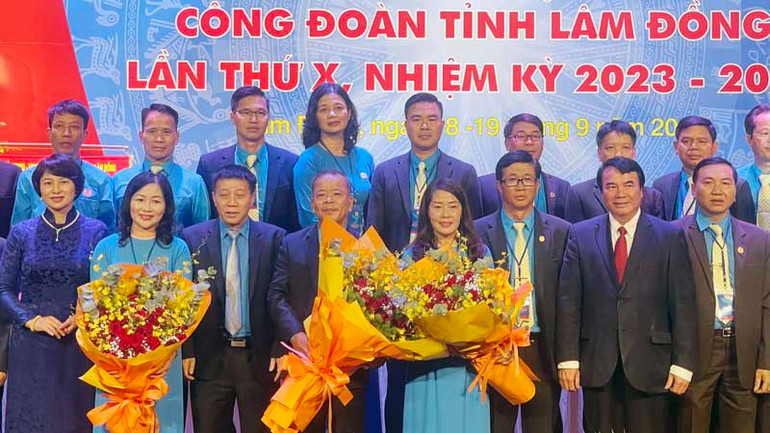 Đồng chí Hoàng Liên (hàng trước, thứ tư bên trái) tái đắc cử Chủ tịch Liên đoàn Lao động tỉnh Lâm Đồng.