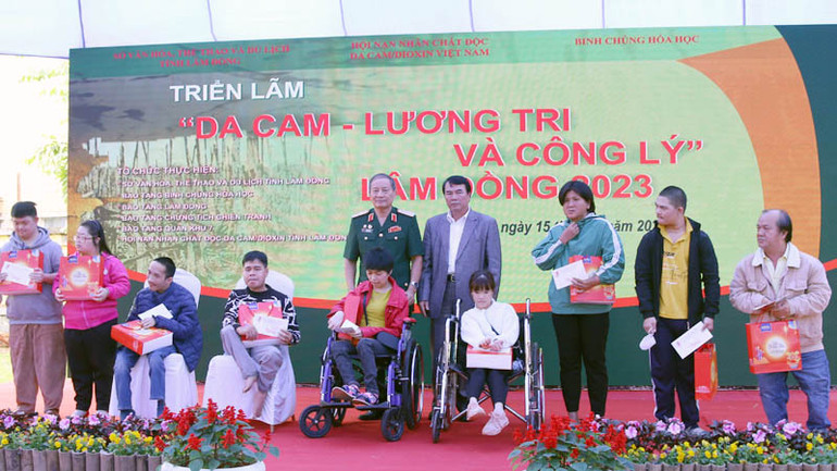 Ban tổ chức trao quà tặng các nạn nhân chất độc da cam.