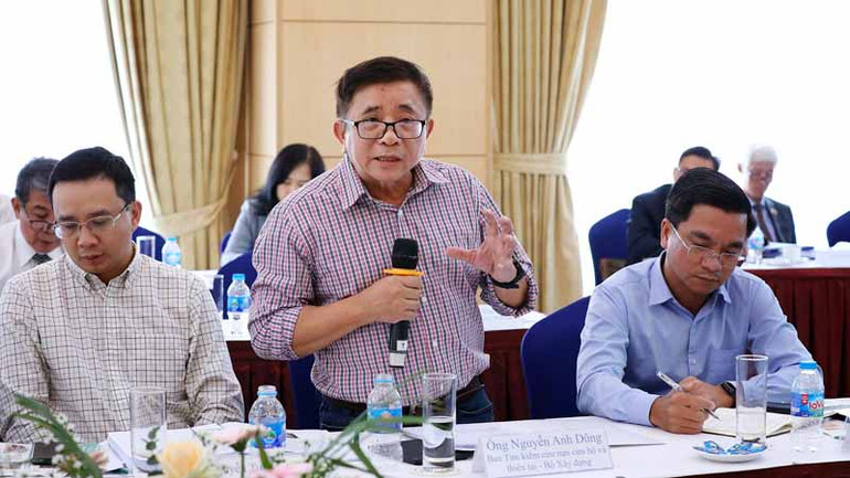 Đại biểu trình bày ý kiến tại hội thảo.